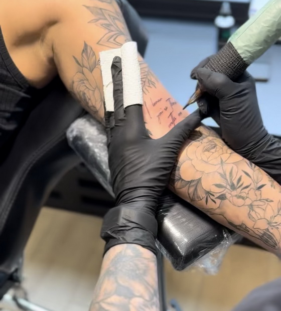 Nataly beim Taetowoeren